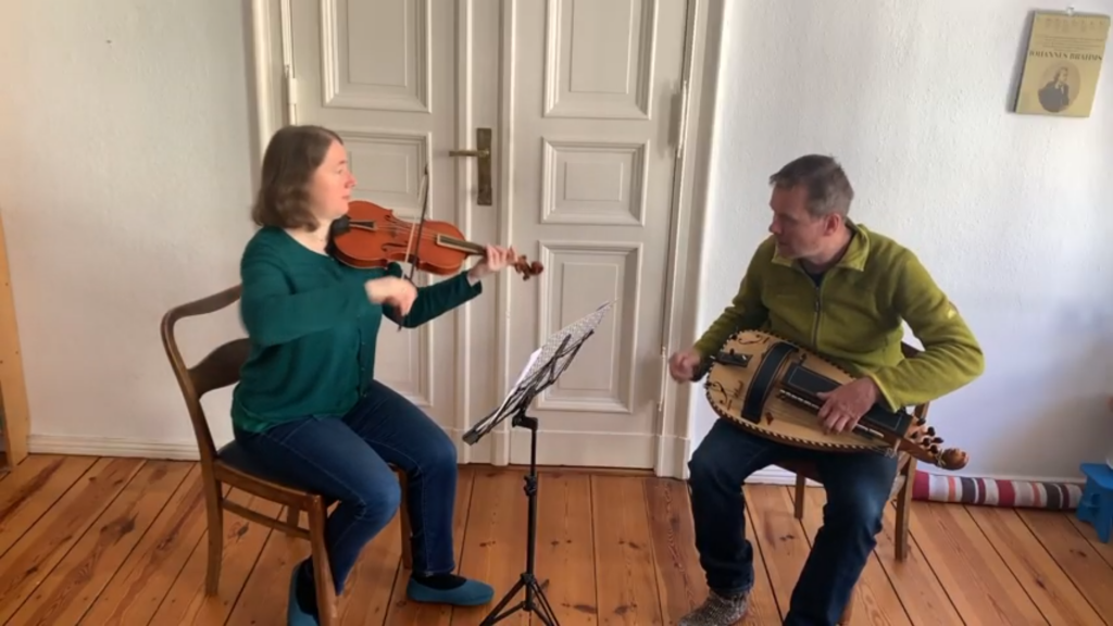 Duo Zampogna begrüßt mit Violine und Vielle (Drehleier)